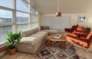 TV, fireplace - Amazing home in Juelsminde with house sea view (Juelsminde)