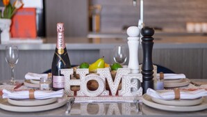 Ein Tisch, gedeckt mit einer Flasche Moët & Chandon Champagner, Salz- und Pfefferstreuern sowie einem dekorativen 'LOVE'-Schild.