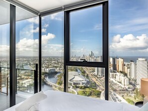 2 bedrooms, desk, iron/ironing board, WiFi - Cityscape & Ocean View Deluxe 2-Bedroom Apartment (Broadbeach)
