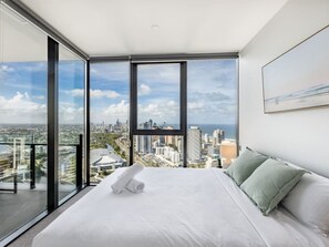 2 bedrooms, desk, iron/ironing board, WiFi