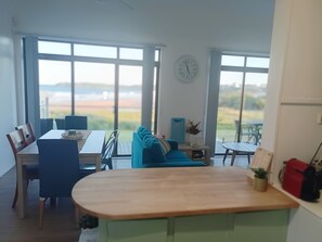Smart TV - 2 bedroom absolute Beachfront Apartment with your own large backyard and BBQ (Kiama Downs)