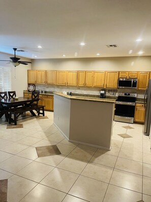 Kjøleskap, mikrobølgeovn, ovn og kokeplater