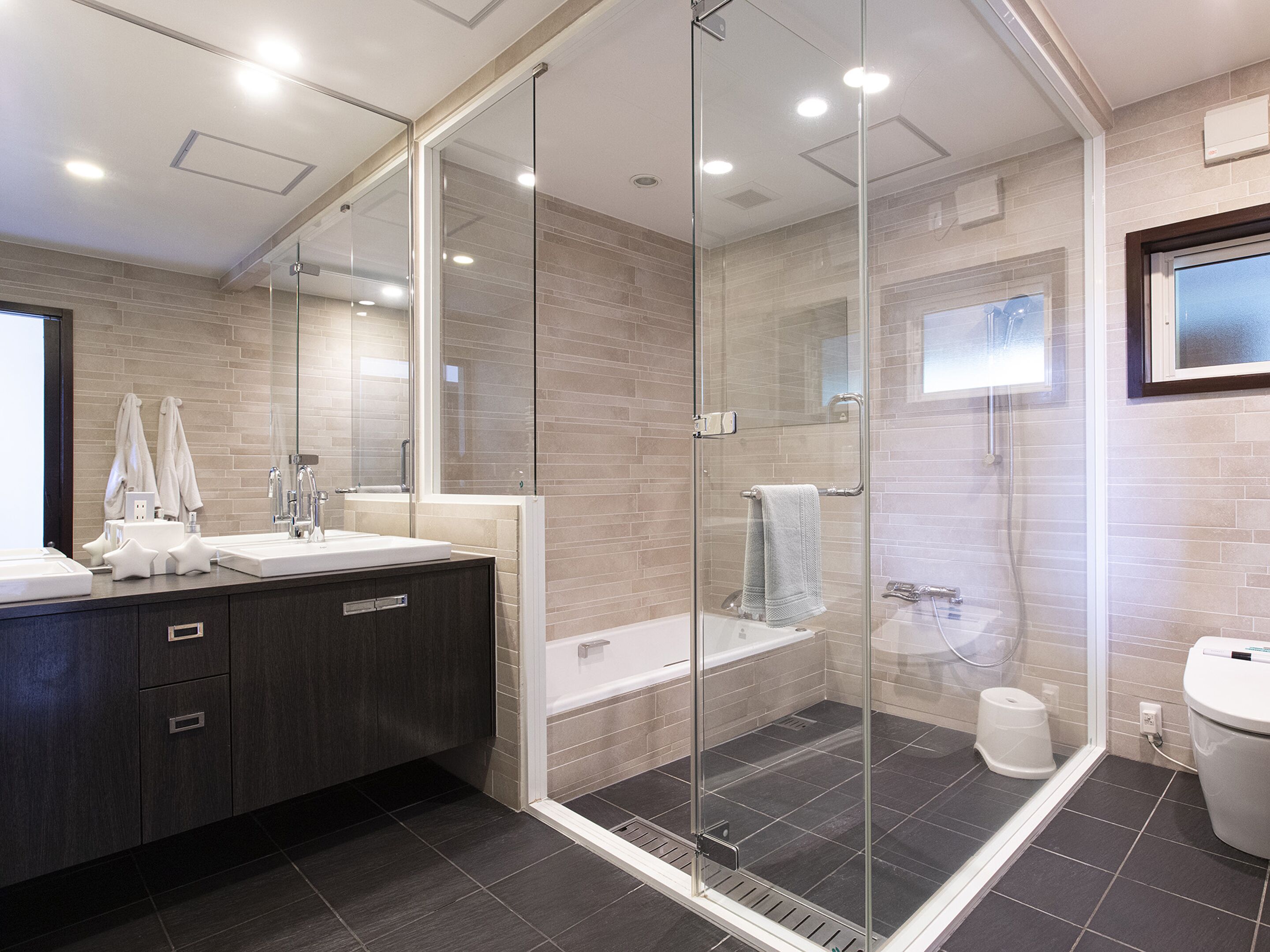 Chalet | Bathroom | Free toiletries, slippers, towels