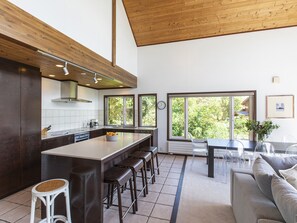 Chalet | Private kitchen | Oven, stovetop, dishwasher, toaster - Casa La Mount by Elite Havens (Niseko)