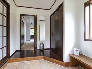 4 habitaciones, escritorio, wifi gratis y ropa de cama