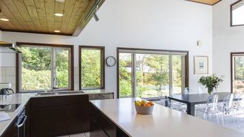 Chalet | Private kitchen | Oven, stovetop, dishwasher, toaster