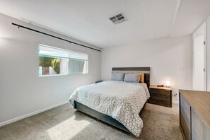 4 bedrooms, desk, iron/ironing board, travel crib - Phoenix MId-Century Modern w/Pool and EV Charger! (Phoenix)