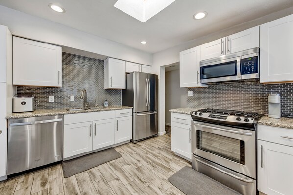 ثلاجة، ميكروويف، فرن، موقد طهي مسطح