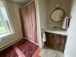 Secador de cabelo, toalhas de banho, sabonete, shampoo