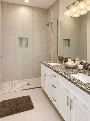 Shower, hair dryer, towels, soap - Your Cozy Corner in Cape Coral (Cape Coral)