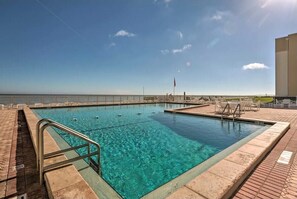 室外游泳池，恒温泳池