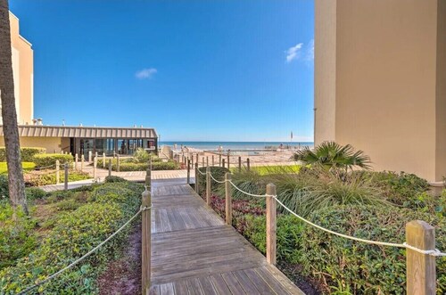 Beachfront on no-drive beach.  Park & walk to local spots.  