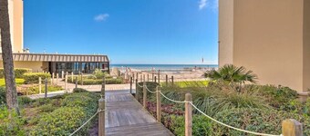 Beachfront on no-drive beach.  Park & walk to local spots.  