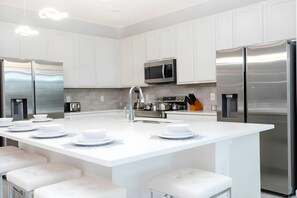 Kühlschrank, Mikrowelle, Ofen, Geschirrspüler