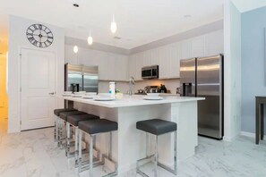 Réfrigérateur, micro-ondes, four, lave-vaisselle