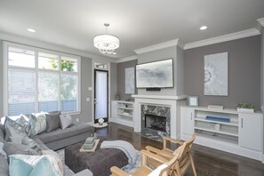 Smart TV, chimenea, libros