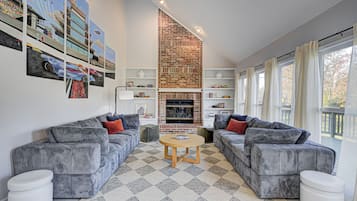 Una Smart TV, videojuegos, una oficina