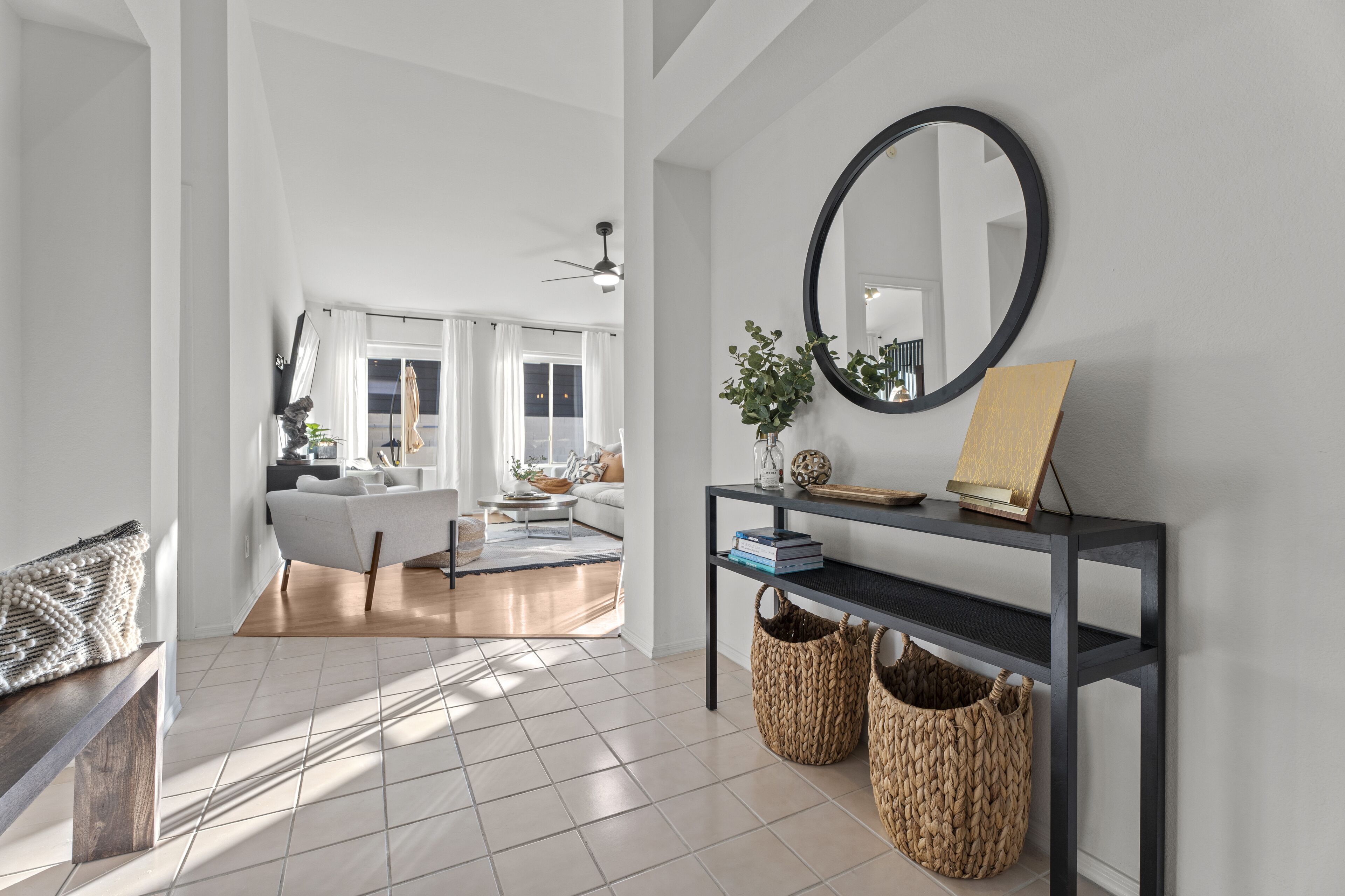 Een smart-tv en boeken