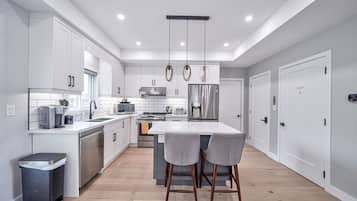 Kjøleskap, mikrobølgeovn, ovn og kokeplater