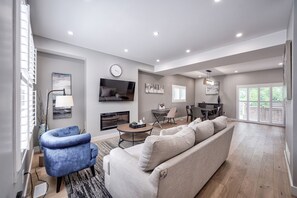 Smart TV, fireplace, books - Cottage featuring Lake view balcony, private elevator and 3 en-suites! (Fort Erie)