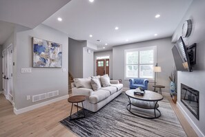 Smart TV, chimenea y libros