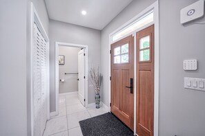 Interior - Cottage featuring Lake view balcony, private elevator and 3 en-suites! (Fort Erie)