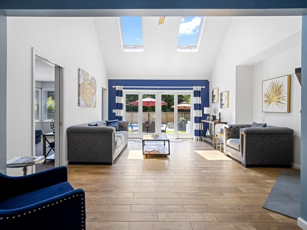 Una Smart TV, una pantalla de ordenador, una impresora