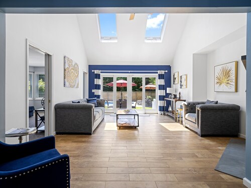 Cheerful 6-bedroom residential home with pool and jacuzzi. Short walk to the bay