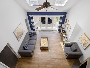 Una Smart TV, una pantalla de ordenador, una impresora