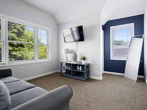 Una Smart TV, una pantalla de ordenador, una impresora