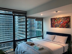 2 bedrooms, desk, iron/ironing board, free WiFi - 1100 sqft lake-facing oasis in downtown Toronto (Toronto)