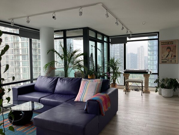 Smart TV, books, computer monitors - 1100 sqft lake-facing oasis in downtown Toronto (Toronto)