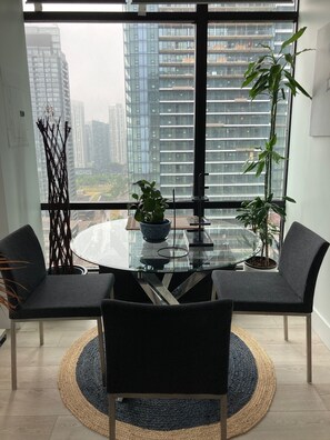 Interior - 1100 sqft lake-facing oasis in downtown Toronto (Toronto)