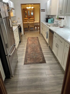 Fridge, microwave, oven, stovetop - Tv's in Every Bedroom-Spacious-1 Mile to Aquarium & Downtown (Jenks)