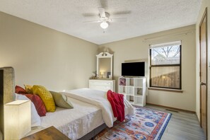 3 dormitorios, escritorio, tabla de planchar con plancha y cuna de viaje