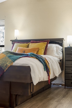 3 chambres, bureau, fer et planche à repasser, lit parapluie