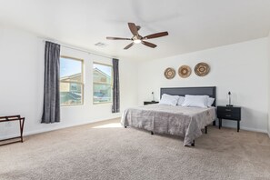 4 bedrooms, iron/ironing board, WiFi, bed sheets - ⭐️ Cozy Vegas Home - Close to Strip - 5 ⭐️ (Las Vegas)