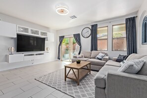 Smart TV, foosball - ⭐️ Cozy Vegas Home - Close to Strip - 5 ⭐️ (Las Vegas)