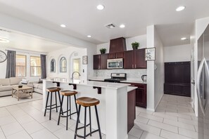 Fridge, microwave, oven, stovetop - ⭐️ Cozy Vegas Home - Close to Strip - 5 ⭐️ (Las Vegas)