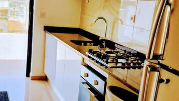 Frigorifero, microonde, forno, piano cottura