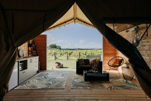 Individually decorated, individually furnished, free WiFi, bed sheets - Villas & Vines Glamping (Clive)