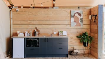 Tienda de campaña de lujo (Safari Villa - Pinot) | Cocina privada | Tetera eléctrica y tostadora