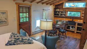Ein Schlafzimmer mit einem Bett, einem Schreibtisch und einem Fenster.