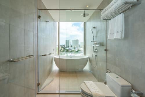 Panorama Executive Suite | Salle de bain | Articles de toilette gratuits, sèche-cheveux, peignoirs, chaussons