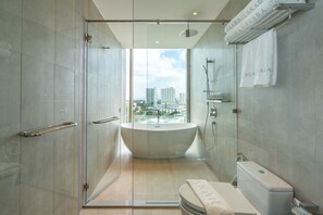 Exclusieve kamer | Badkamer | Gratis toiletartikelen, een haardroger, badjassen, pantoffels
