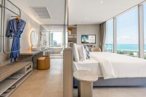 Panorama Family Suite | Minibaari, tallelokero huoneessa, työpöytä, pimennysverhot