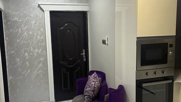 Deluxe Room, Non Smoking | Living area | 32-inch Smart TV with satellite channels, fireplace, Netflix