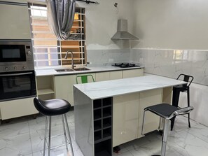 Refrigerador con freezer, microondas, horno, tetera/pava eléctrica