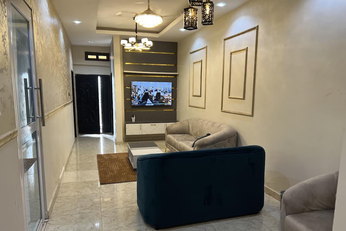 32-inch Smart TV with satellite channels, fireplace, Netflix