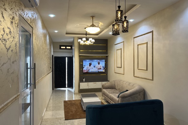Deluxe Room, Non Smoking | Living area | 32-inch Smart TV with satellite channels, fireplace, Netflix